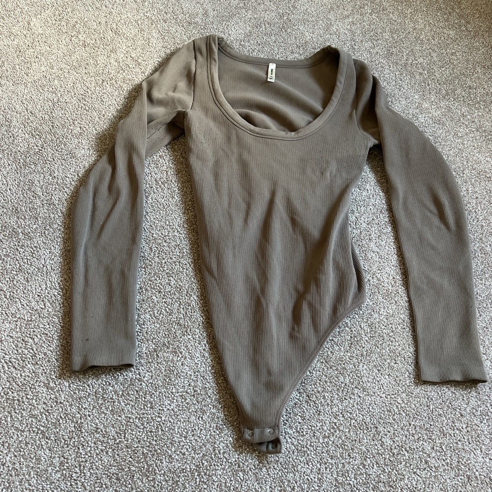 Aritzia Sunday Best Long Sleeve Scoop Neck Bodysuit